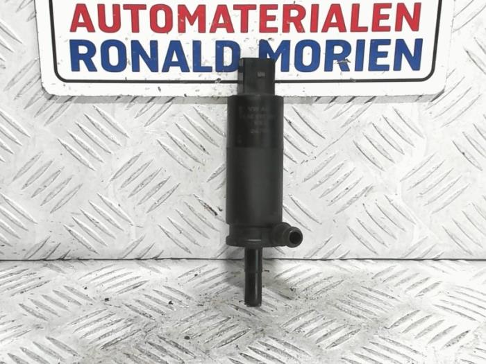 Używane Pompa spryskiwacza reflektorów Audi TT (8N3) 3.2 V6 24V Quattro Cena € 10,00 Procedura marży oferowane przez Automaterialen Ronald Morien B.V.