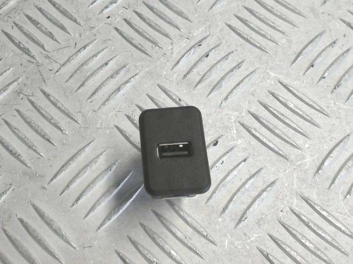 Używane Modul USB Opel Adam 1.4 16V Cena € 7,50 Procedura marży oferowane przez Automaterialen Ronald Morien B.V.