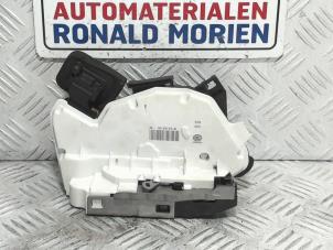 Używane Mechanizm blokady drzwi lewych przednich wersja 4-drzwiowa Seat Leon ST (5FF) 1.5 TSI 16V Cena € 30,00 Procedura marży oferowane przez Automaterialen Ronald Morien B.V.