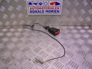 Gebrauchte Sicherheitsgurt Schließe links vorne Fiat 500 Abarth Preis € 19,00 Margenregelung angeboten von Automaterialen Ronald Morien B.V.