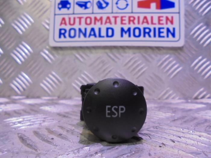 Usados Interruptor ESP Audi TT (8N3) 1.8 T 20V Quattro Precio € 5,00 Norma de margen ofrecido por Automaterialen Ronald Morien B.V.