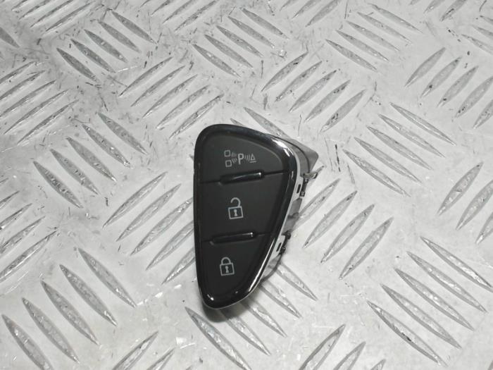 Używane Przelacznik Opel Corsa E 1.0 SIDI Turbo 12V Cena € 15,00 Procedura marży oferowane przez Automaterialen Ronald Morien B.V.