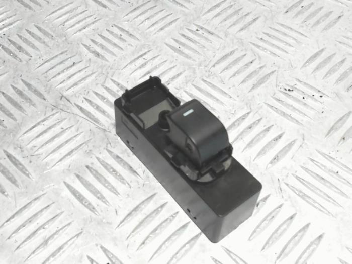Usados Interruptor de ventanilla eléctrica Mazda 3 (BM/BN) 2.0 SkyActiv-G 120 16V Precio € 15,00 Norma de margen ofrecido por Automaterialen Ronald Morien B.V.