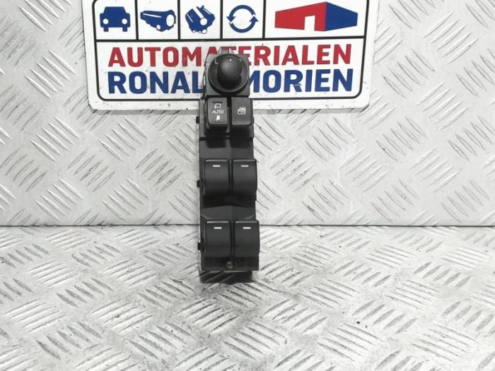 Usados Interruptor de ventanilla eléctrica Mazda 3 (BM/BN) 2.0 SkyActiv-G 120 16V Precio € 75,00 Norma de margen ofrecido por Automaterialen Ronald Morien B.V.