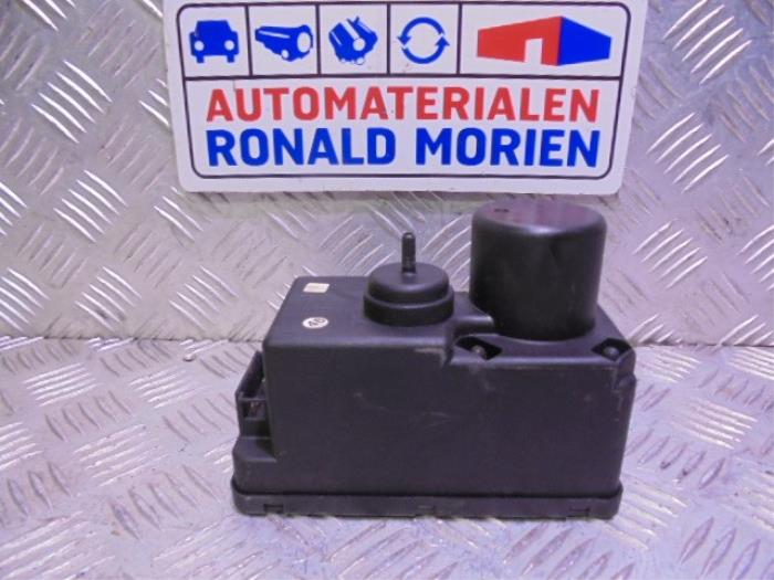 Używane Modul centralnego zamka Volkswagen Corrado 1.8 G60 Cena € 35,00 Procedura marży oferowane przez Automaterialen Ronald Morien B.V.