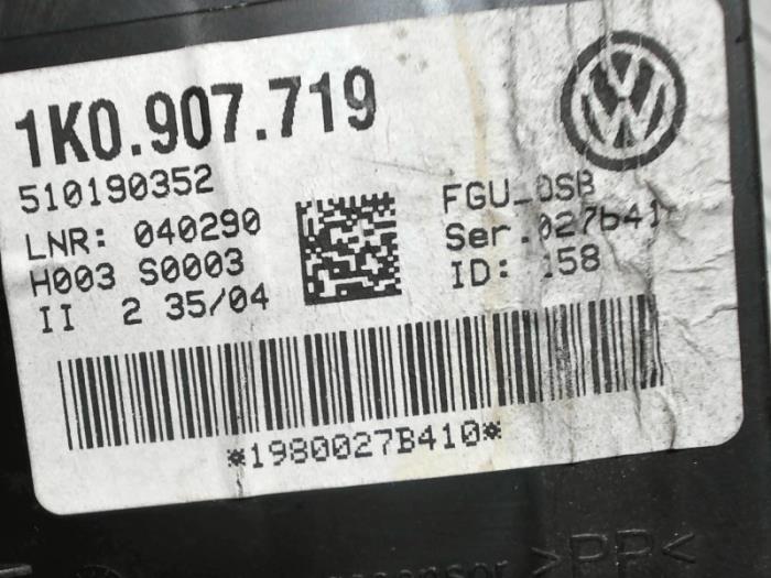 Módulo de alarma de un Volkswagen Golf V 4Motion (1K1) 2.0 TDI 16V 2004