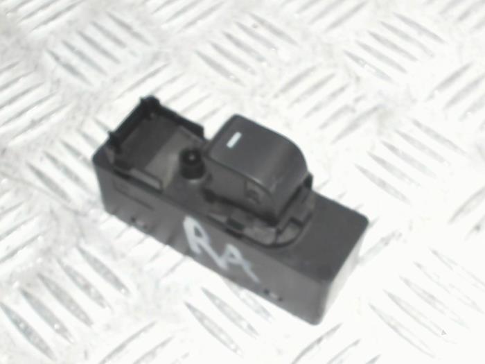 Usados Interruptor de ventanilla eléctrica Mazda 6 (GJ/GH/GL) 2.2 SkyActiv-D 150 16V Precio € 19,00 Norma de margen ofrecido por Automaterialen Ronald Morien B.V.