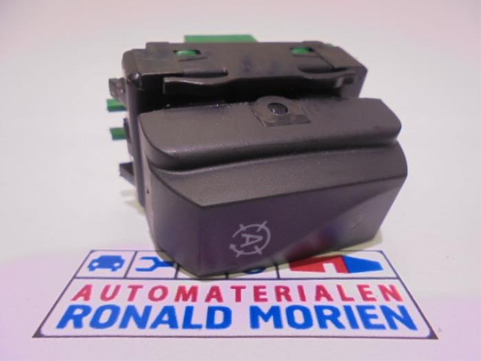 Używane Przelacznik ASR Renault Captur I (2R) 0.9 Energy TCE 12V Cena € 10,00 Procedura marży oferowane przez Automaterialen Ronald Morien B.V.