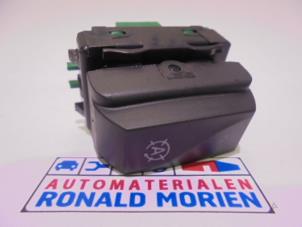 Usados Interruptor ASR Renault Captur (2R) 0.9 Energy TCE 12V Precio € 10,00 Norma de margen ofrecido por Automaterialen Ronald Morien B.V.