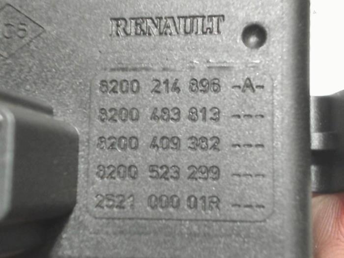 Commutateur éclairage d'urgence d'un Renault Clio III (BR/CR) 1.5 dCi 75 FAP 2011