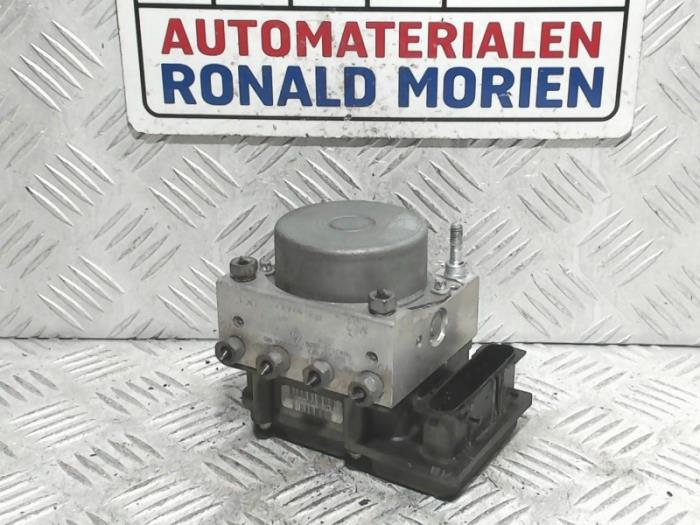 Usagé Bloc ABS Renault Clio III (BR/CR) 1.5 dCi 75 FAP Prix € 39,00 Règlement à la marge proposé par Automaterialen Ronald Morien B.V.