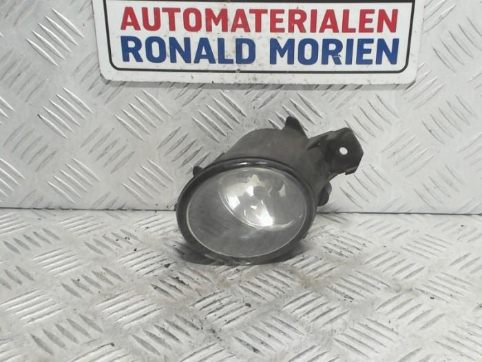Bumper fog light from a Renault Clio III (BR/CR) 1.5 dCi 75 FAP 2011
