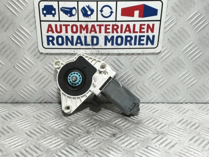 Door window motor from a Volkswagen Golf VII (AUA) 2.0 GTD 16V 2019