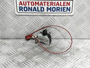 Usados Motor de bloqueo de la tapa del depósito de combustible Audi TT (8J3) 2.0 TFSI 16V Precio € 15,00 Norma de margen ofrecido por Automaterialen Ronald Morien B.V.