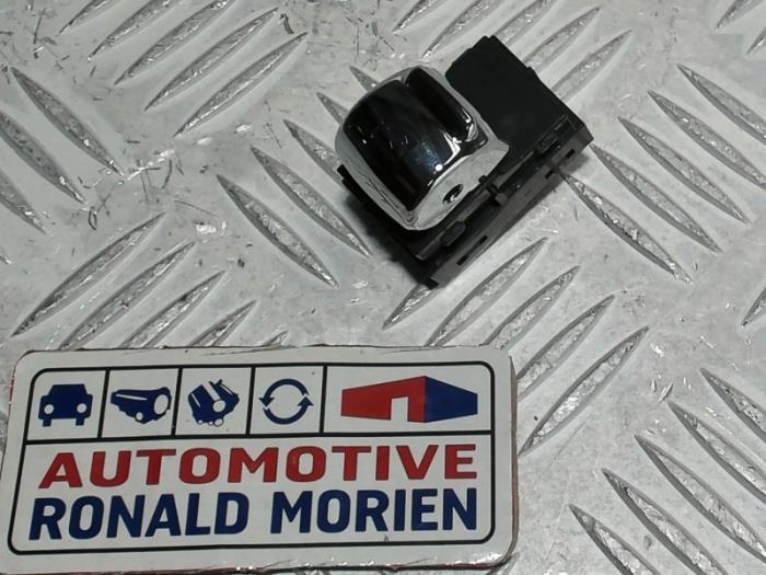 Usados Interruptor de ventanilla eléctrica Mini Clubman (F54) 1.5 Cooper 12V Precio € 9,99 Norma de margen ofrecido por Automaterialen Ronald Morien B.V.