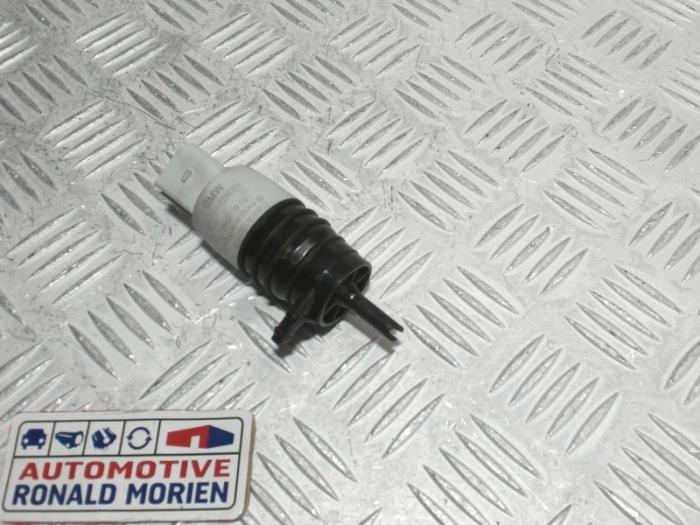 Używane Pompa spryskiwacza przód Mini Clubman (F54) 1.5 Cooper 12V Cena € 7,50 Procedura marży oferowane przez Automaterialen Ronald Morien B.V.