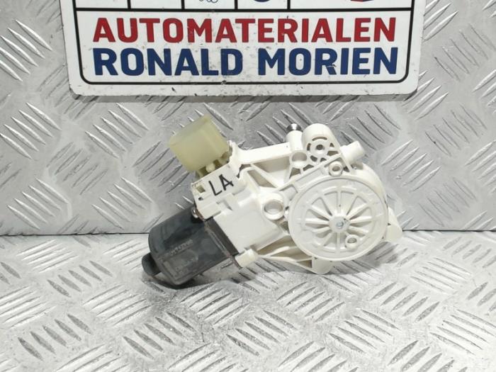 Usados Motor de ventanilla de puerta Mini Clubman (F54) 1.5 Cooper 12V Precio € 35,00 Norma de margen ofrecido por Automaterialen Ronald Morien B.V.