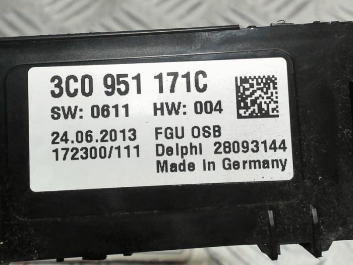 Sensor de ultrasonido de un Volkswagen Passat 2014