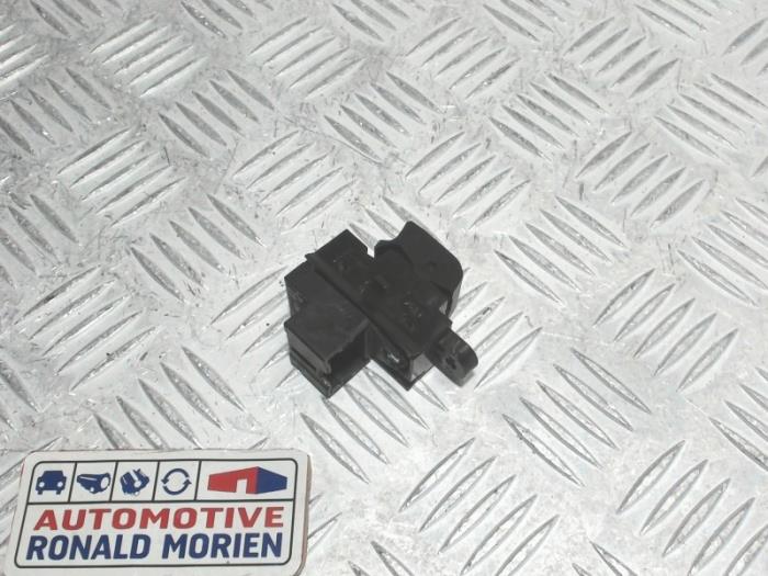 Usados Interruptor de ventanilla eléctrica Suzuki Baleno (EW/FW) 1.2 Dual Jet 16V Hybrid Precio € 15,00 Norma de margen ofrecido por Automaterialen Ronald Morien B.V.