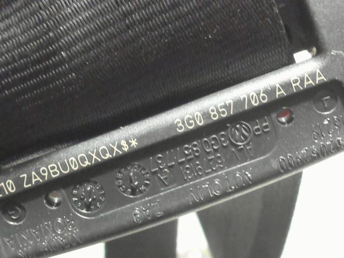 Front seatbelt, right from a Volkswagen Passat Variant (3G5) 2.0 TDI 16V 150 2020