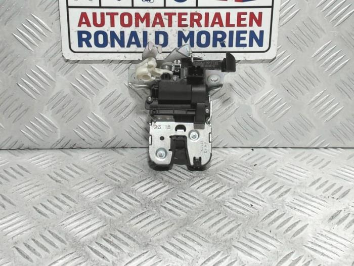Tailgate lock mechanism from a Audi A8 (D5) 3.0 V6 24V 50 TDI Mild Hybrid Quattro 2020