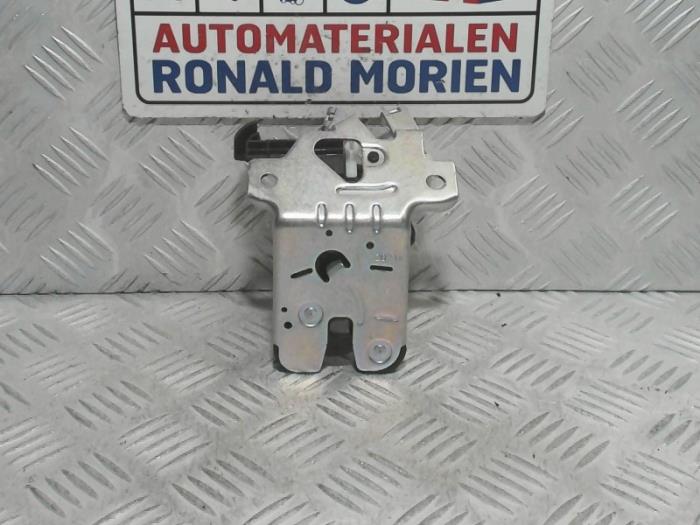 Tailgate lock mechanism from a Audi A8 (D5) 3.0 V6 24V 50 TDI Mild Hybrid Quattro 2020