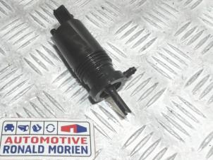 Usados Bomba de rociador de faro Volkswagen Passat Variant (3G5) 1.4 TSI GTE 16V Precio € 25,00 IVA incluido ofrecido por Automaterialen Ronald Morien B.V.