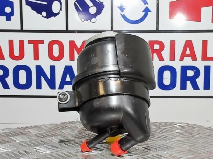 Volkswagen Amarok Power steering fluid reservoirs stock