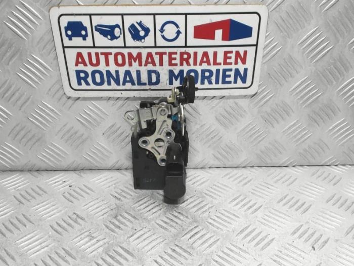 Rear door lock mechanism 4-door, left from a Opel Karl 1.0 ecoFLEX 12V 2018