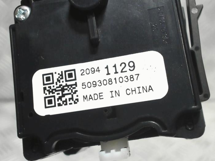 Interruptor de indicador de dirección de un Opel Zafira Tourer (P12) 1.4 Turbo 16V Ecotec 2015