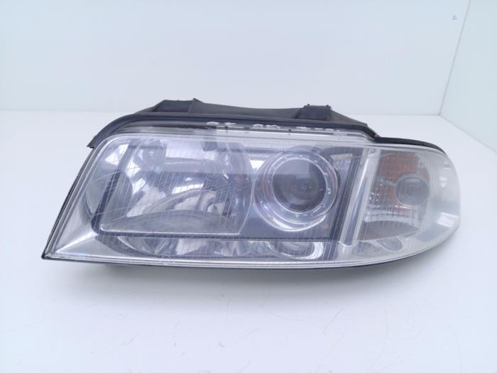 Używane Reflektor lewy Audi A4 Quattro (B5) 2.8 V6 30V Cena € 75,00 Procedura marży oferowane przez Automaterialen Ronald Morien B.V.