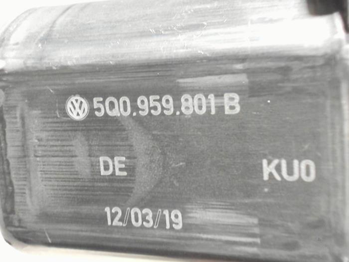 Motor de ventanilla de puerta de un Audi A3 Sportback (8YA) 2.0 30 TDI 16V 2021