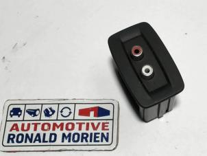 Gebrauchte AUX / USB-Anschluss Opel Vivaro 2.5 CDTI 16V Preis € 19,00 Margenregelung angeboten von Automaterialen Ronald Morien B.V.