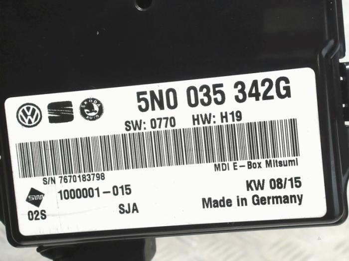 Module USB from a Volkswagen Passat CC (357) 2.0 TDI 16V 140 2015