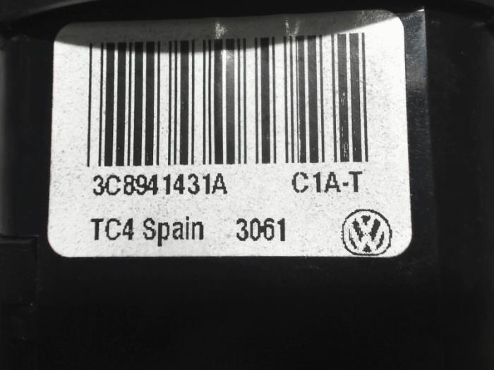 Interruptor de luz de un Volkswagen Transporter T5 2.0 BiTDI DRF 2012
