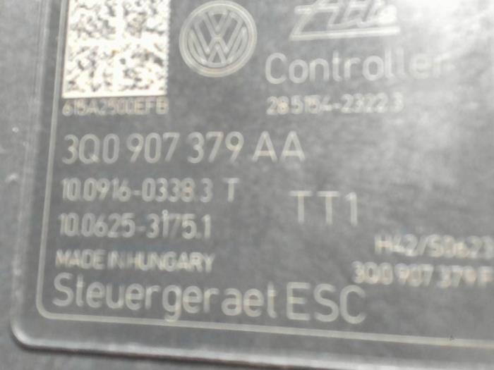 Bloc ABS d'un Volkswagen Golf VII (AUA) 1.6 TDI BlueMotion 16V 2016
