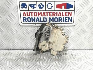 Używane Mechanizm blokady drzwi prawych przednich wersja 4-drzwiowa Audi Q5 (8RB) 2.0 TFSI 16V Hybrid Quattro Cena € 29,00 Z VAT oferowane przez Automaterialen Ronald Morien B.V.