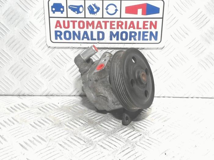 Power steering pump from a Land Rover Range Rover Sport (LS) 3.0 S TDV6 2010