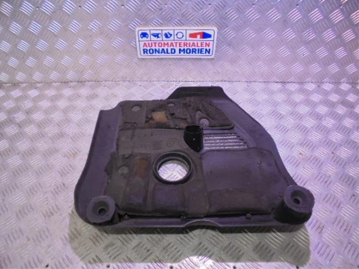 Engine cover from a Volkswagen Lupo (6X1) 1.2 TDI 3L 2001