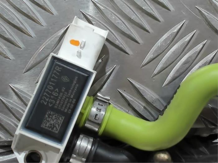 Fuel pressure sensor from a Mercedes-Benz Vito Mixto (447.7) 1.7 110 CDI 16V 2021