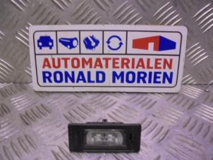 Używane Oswietlenie tablicy rejestracyjnej Audi A3 Sportback (8VA/8VF) 1.4 TFSI 16V e-tron Cena € 7,50 Procedura marży oferowane przez Automaterialen Ronald Morien B.V.