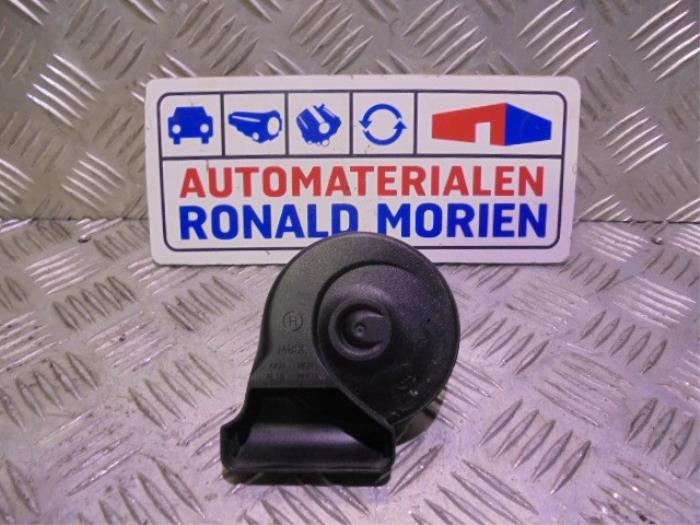 Używane Klakson Audi A3 Sportback (8VA/8VF) 1.4 TFSI 16V e-tron Cena € 9,00 Procedura marży oferowane przez Automaterialen Ronald Morien B.V.