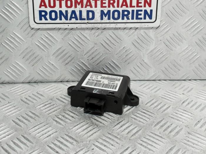 Używane Modul telefoniczny Peugeot iOn iOn Cena € 19,00 Procedura marży oferowane przez Automaterialen Ronald Morien B.V.