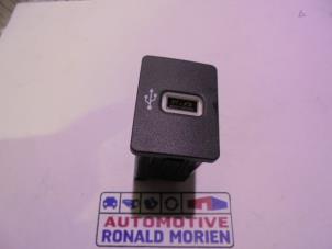 Używane Modul USB Ford Transit Courier 1.0 Ti-VCT EcoBoost 12V Cena € 14,99 Z VAT oferowane przez Automaterialen Ronald Morien B.V.