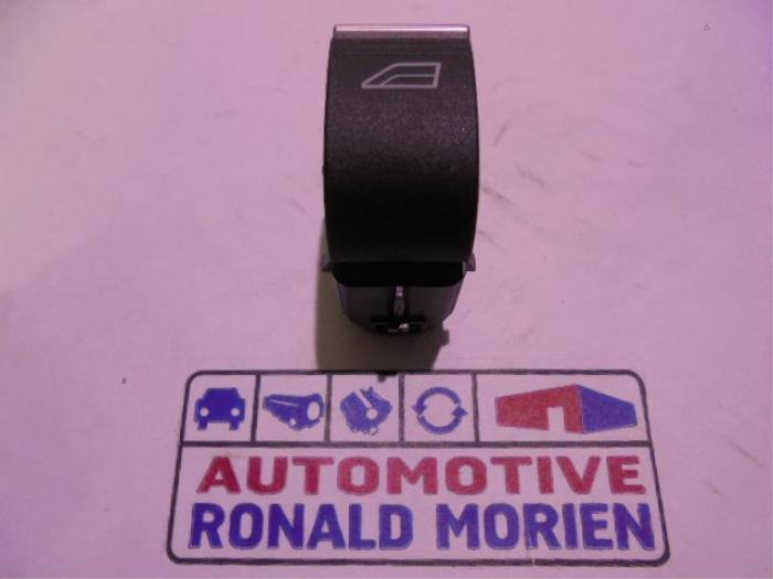 Usados Interruptor de ventanilla eléctrica Ford Transit Courier 1.0 Ti-VCT EcoBoost 12V Precio € 9,99 IVA incluido ofrecido por Automaterialen Ronald Morien B.V.