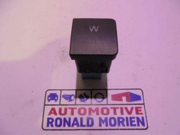 Używane Przelacznik Volkswagen Golf V (1K1) 1.4 GT 16V Cena € 12,50 Procedura marży oferowane przez Automaterialen Ronald Morien B.V.