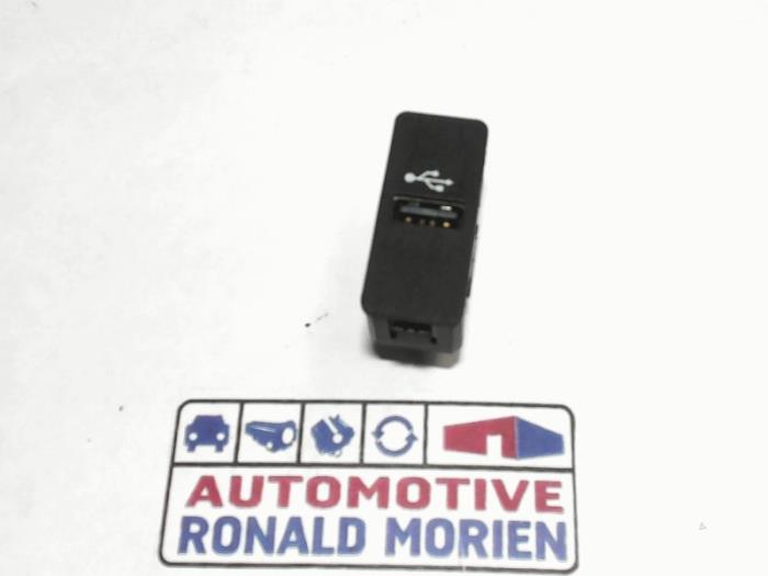 Używane Modul USB BMW 1 serie (F20) 118i 1.5 TwinPower 12V Van Cena € 9,99 Z VAT oferowane przez Automaterialen Ronald Morien B.V.