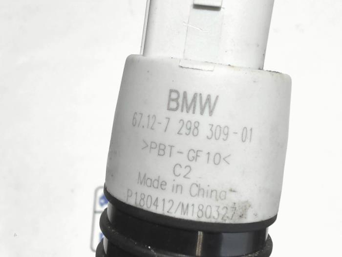 Bomba de limpiaparabrisas delante de un BMW 1 serie (F20) 118i 1.5 TwinPower 12V Van 2018