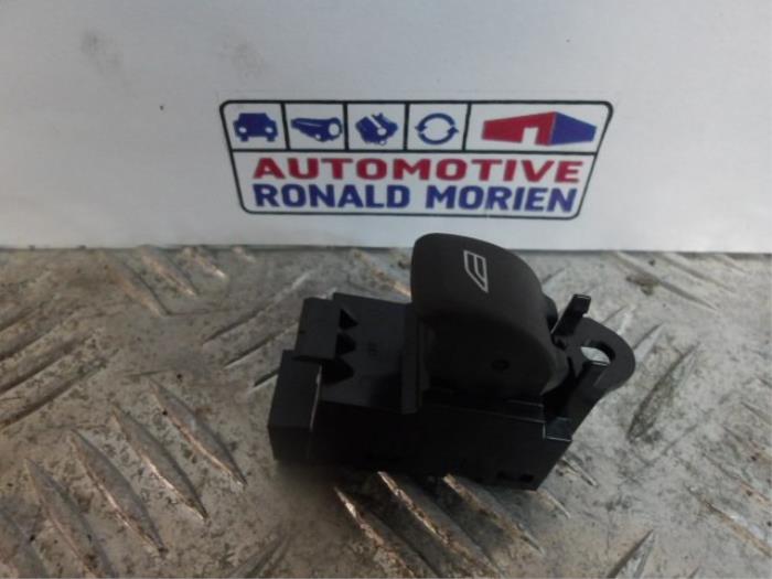Usados Interruptor de ventanilla eléctrica Volvo V40 (MV) 1.6 D2 Precio € 10,00 Norma de margen ofrecido por Automaterialen Ronald Morien B.V.