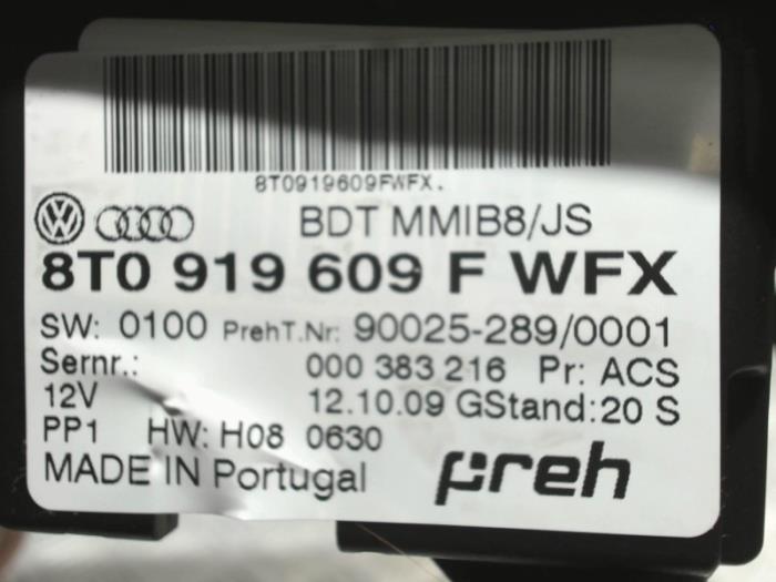 Multi-media control unit from a Audi A5 Cabrio (8F7) 2.0 TDI 16V 2010
